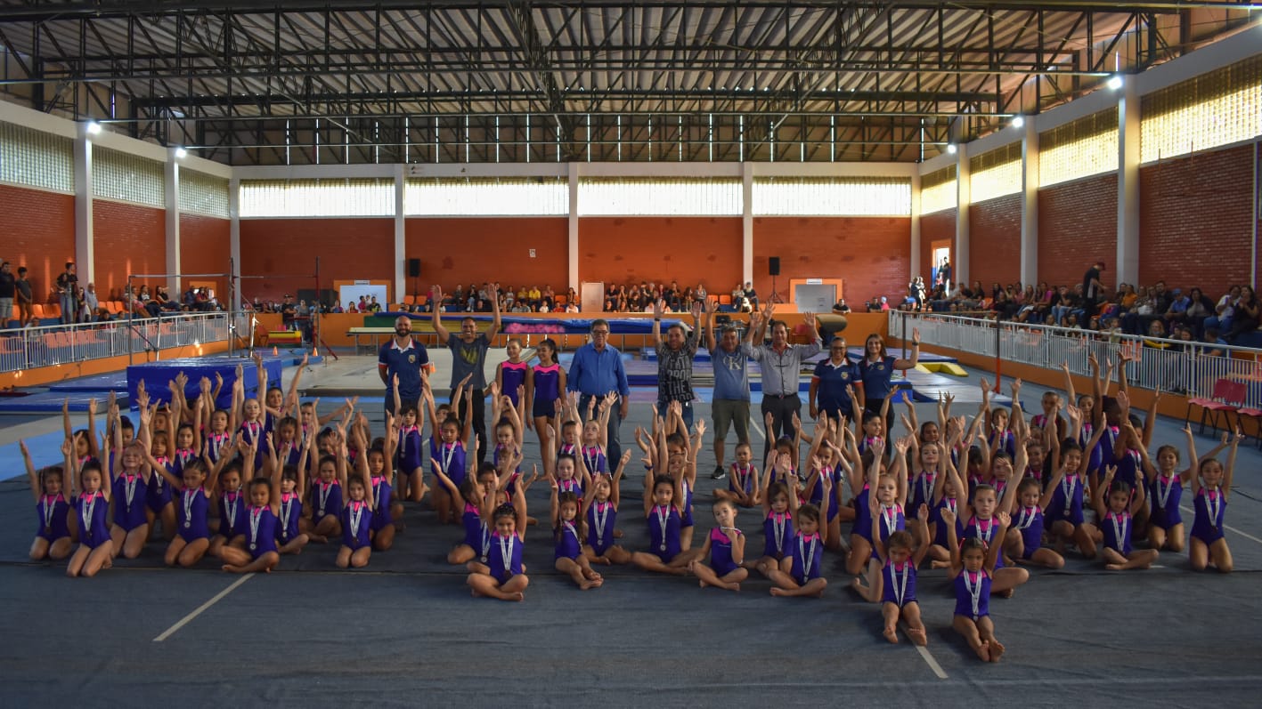 100 meninas se apresentaram com brilhantismo no 2º Festival de Ginástica –  “Ginastas do Futuro” - Prefeitura de Telêmaco Borba